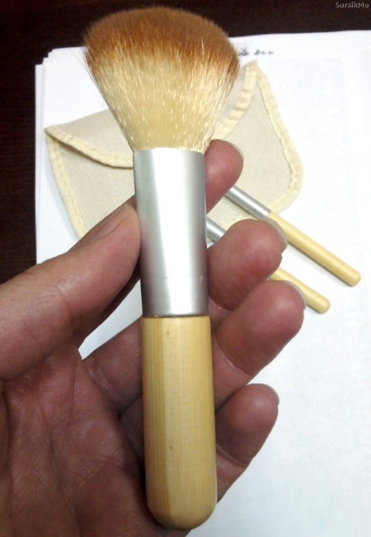 Компактный набор 4 кистей для макияжа с ручками из бамбука для нанесения минеральной косметики 05