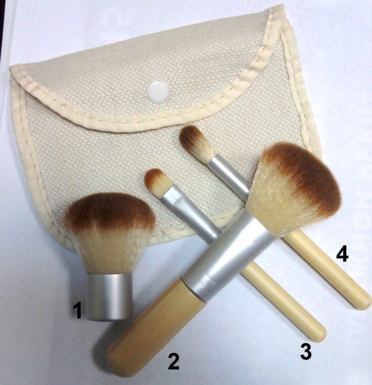 Компактный набор 4 кистей для макияжа с ручками из бамбука для нанесения минеральной косметики 02