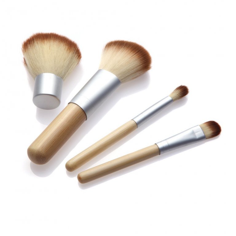 Компактный набор 4 кистей для макияжа с ручками из бамбука для нанесения минеральной косметики 03