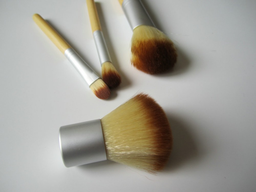 Компактный набор 4 кистей для макияжа с ручками из бамбука для нанесения минеральной косметики 04