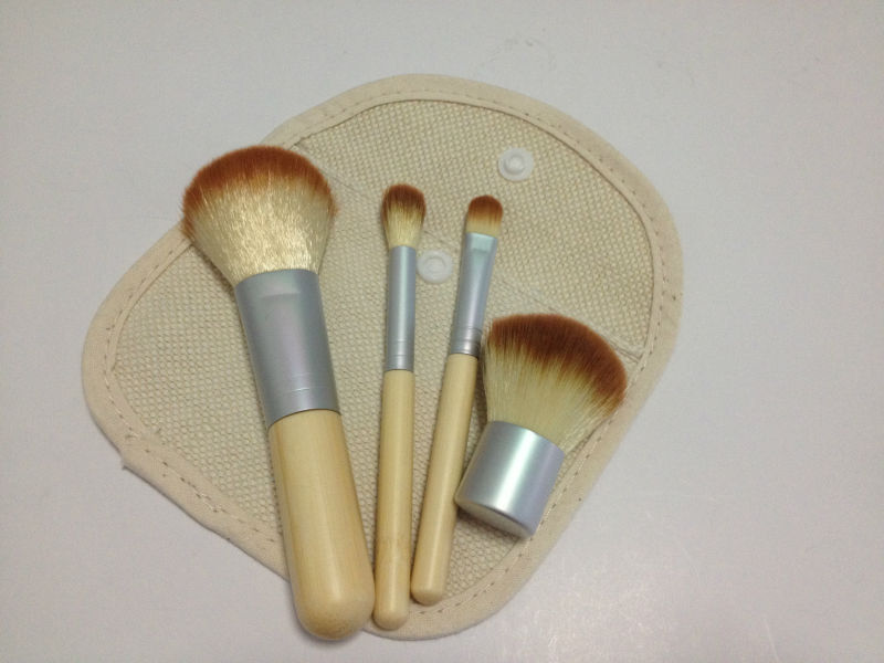 Компактный набор 4 кистей для макияжа с ручками из бамбука для нанесения минеральной косметики 07